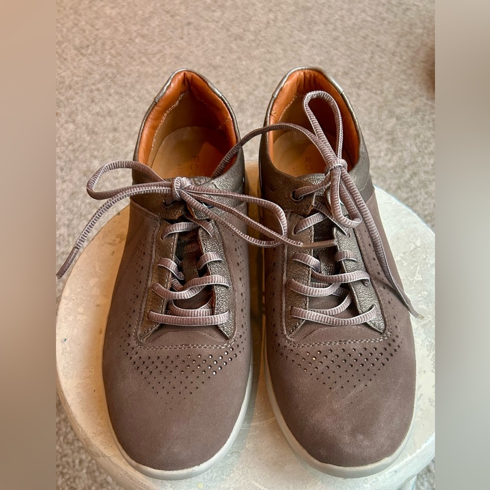 Woman’s Rockport walking shoes. Tan with bronze accents